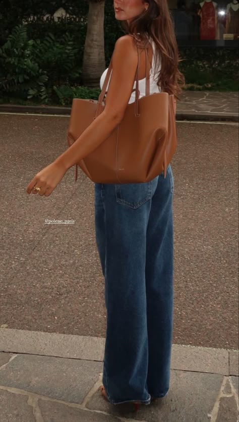 Brown Bag Outfit Aesthetic, Brown Bag Summer Outfit, Brown Bags Outfit, Everyday Bag Aesthetic, Polene Bag Aesthetic, Outfit With Brown Bag, Small Waist Outfits Style, Brown Shoulder Bag Outfit, Brown Leather Bag Outfit