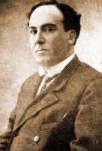 Un año más la Biblioteca Pública se suma a la conmemoración, el 22 de febrero, del 82 aniversario de la muerte de nuestro poeta, ANTONIO MACHADO. Visita nuestro blog "TRAVESÍAS DE TINTA" y, sabrás un poquito más de su paso por nuestra ciudad. En este "pin", le recordamos leyendo una de las inscripciones que encuentras paseando por los barrios de Segovia. Antonio Machado, Reading Sites, Author Quotes, Writers And Poets, Karl Marx, Online Library, No Ads, Reading Light, Poets