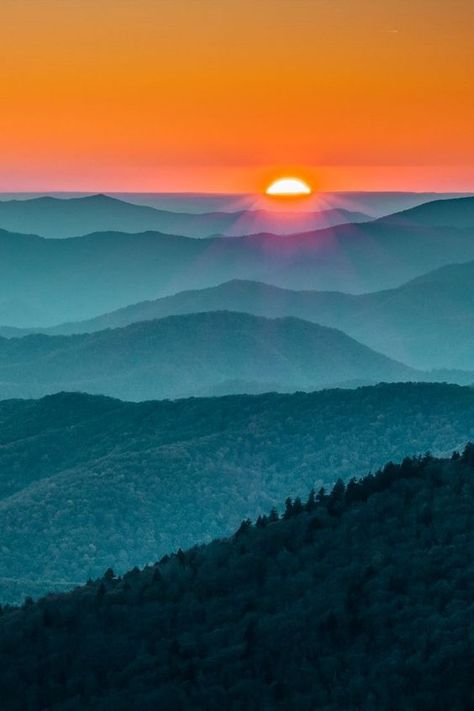 Mountain Sunset Painting, Blue Ridge Mountains Art, Sunrise Mountain, Foggy Mountains, Sunrise Photos, Mountain Sunset, Pretty Landscapes, Smoky Mountain, Matte Painting