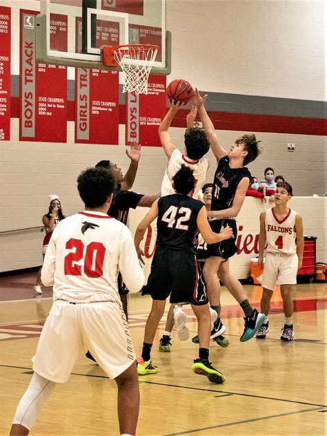 Basketball Aesthetic Boy, Deportes Aesthetic, People Playing Basketball, Boys Playing Basketball, Highschool Drama, Kids Playing Basketball, Boy Playing Basketball, High School Musical Costumes, Basket Boy