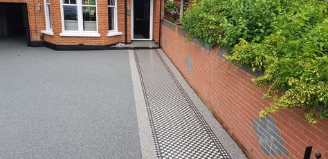 The combination of resin and tiling has made the entrance to this home look stunning.  Resin has this unusual driveway characteristic of being able to suit any home and style. A perfect accompaniment to surrounding brick work or features of your home. Front Garden Ideas Driveway, Driveway Materials, Garden Ideas Driveway, Circle Driveway, Resin Bound Driveways, Slate Paving, Brick Driveway, Resin Driveway, Permeable Paving