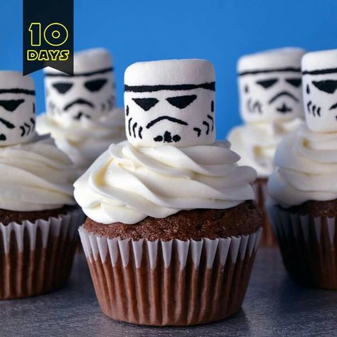 Stormtrooper cupcakes Star Wars Dessert, Birthday Party Ideas For Boys, Star Wars Themed Birthday Party, Ideas For Birthday Party, Star Wars Birthday Cake, Star Wars Cupcakes, Star Wars Baby Shower, Star Wars Food, Helmet Art