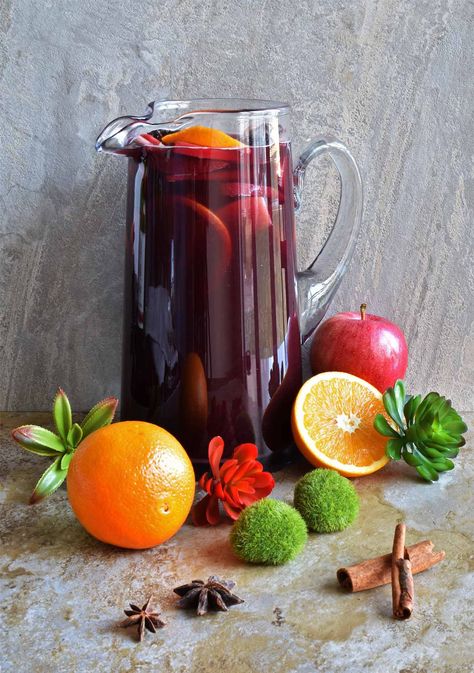 Spiced Traditional Red Sangria - Pepper Delight #pepperdelightblog #recipe #sangria #thanksgiving #newyear #winedrinks #nationalsangriaday #holidayrecipes #cocktail #christmas #traditionalsangria #drinks #festivals Sangria Recipes With Rum, Sangria Thanksgiving, Rum Sangria, Best Christmas Cocktails, Sangria Ingredients, Red Wine Sangria, Cocktail Christmas, Holiday Cocktail Party, Red Sangria