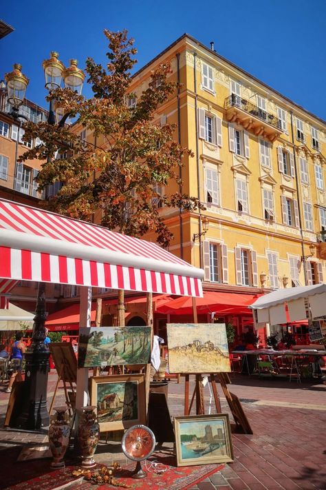 Brocante du cours Saleya à Nice dans le Vieux-Nice Cours Saleya Nice, Nice Cote D Azur, Lovely Places, Travel Spots, Cote D’azur, French Riviera, South Of France, Pretty Places, Italy Travel