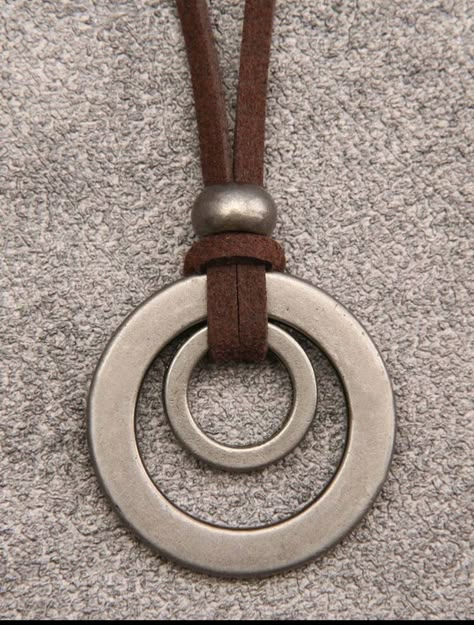 Diy Mens Jewelry, Leather Necklace Diy, Leather Cord Jewelry, Circle Charm Necklace, Washer Jewelry, Leather Jewels, Hardware Jewelry, Leather Jewellery, Diy Jewelry Necklace