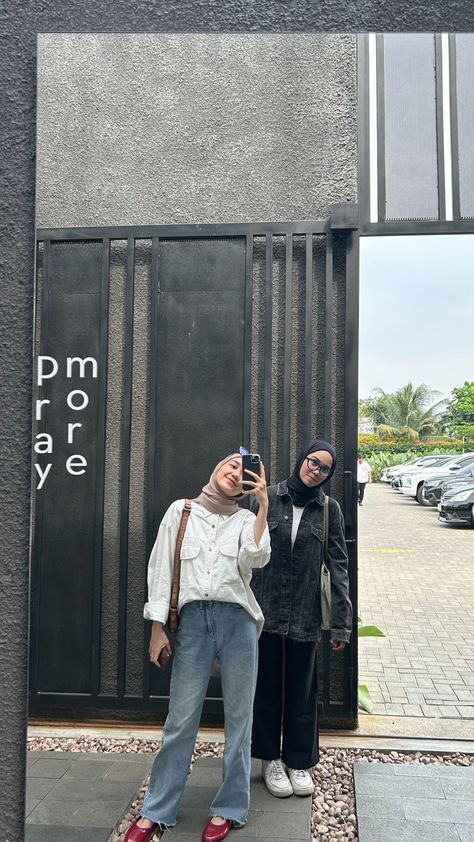 #mirror #ootd #kemeja #denim #jeans #flatshoe #slingbag #oversize #pashmina #hijabootd Oversized T Shirt Hijab Outfit, Hijab Oversized Shirt, Ootd Kemeja Kotak Kotak Hijab Casual, Ootd Hijab Casual Jeans Kemeja, Hijab Makeup, Jean Outfits, Ootd