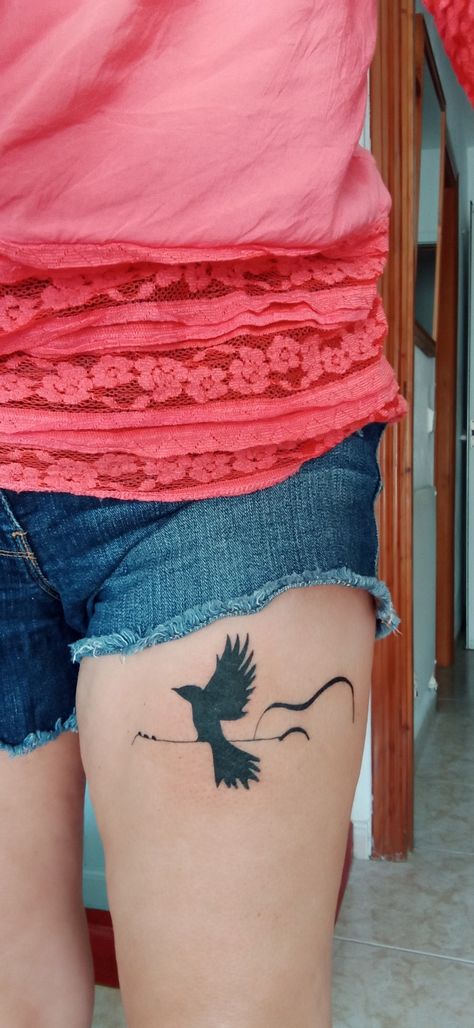 Tattoo bird/guitar #tattoo #bird #birdonawire #Guitar #music #ArtMonkeyFuengirola Guitar Memorial Tattoo, Tattoo Bird, Guitar Tattoo, Memorial Tattoo, Humming Bird, Guitar Music, Birds Tattoo, Leaf Tattoos, Maple Leaf Tattoo