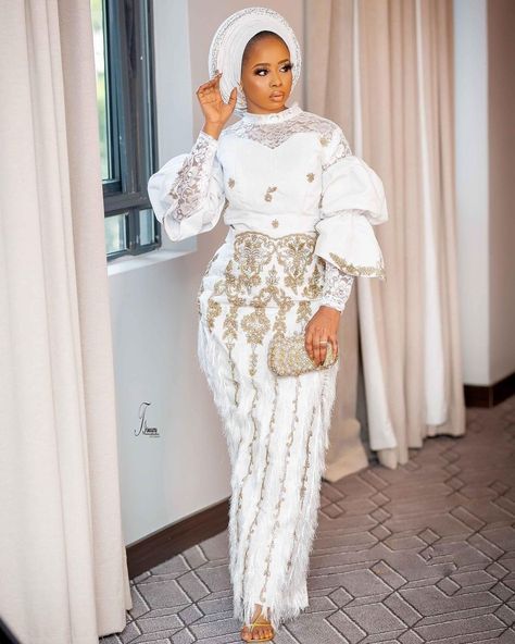 Nigerian Muslim Bridals on Instagram: “Asoebi style inspiration 😍⠀ ⠀ @queenola2 styled this graciously 🤍🤍🤍⠀ ⠀ Asooke @houseofasooke ⠀ Makeup @houseoflamari_beautypro ⠀ 📷…” Plain Dress Casual, Color Block Bodycon Dress, Tassel Skirt, Lantern Sleeve Top, Wedding Party Outfits, High Waisted Denim Skirt, High Waisted Pleated Skirt, Aso Oke, Elegant Embroidery