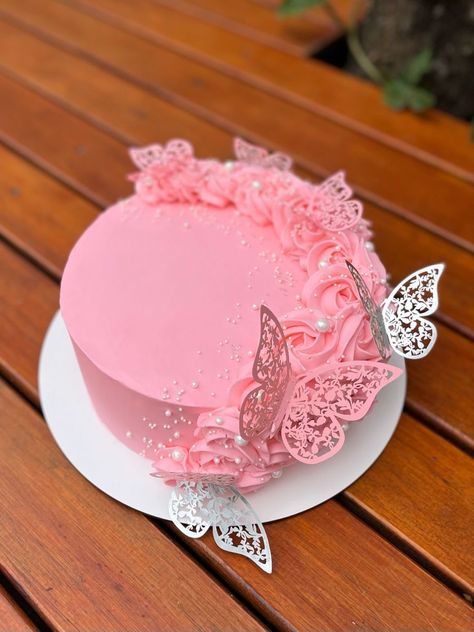 Pink Birthday Cake With Butterflies, Pink Butterfly Cake Ideas, Butterfly Decorated Cake, Pink Theme Birthday Cake, Cake With Butterfly Decorations, Pink Fondant Cake Birthday, Pink Cake With Butterflies, Rose Theme Cake, Quinceañera Green