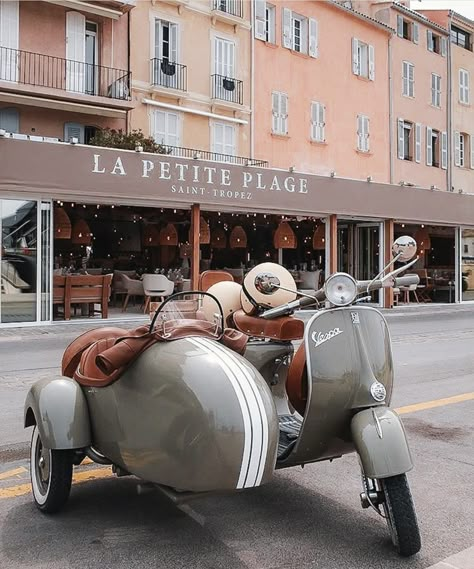 St Tropez Aesthetic Vintage, Vespa With Sidecar, Vintage Vespa Scooter, Vespa Scooters Vintage, Vespa Aesthetic, Vespa Helmet, Vespa Sidecar, Italian Vespa, Lambretta Vintage