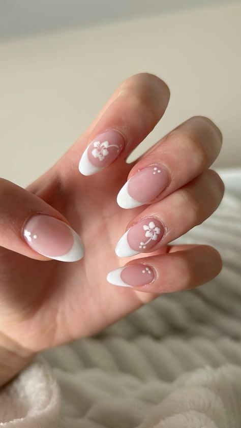 White Almond French Tip Nails Design, Nails With Lily Flower, Winter Flower Nail Designs, White Almond French Tip Nails With Design, French Tips With Nail Art, Almond Nails Designs Flowers, Simple Nails With Flowers, Cute Nail Inspo Simple, Short Nail Flower