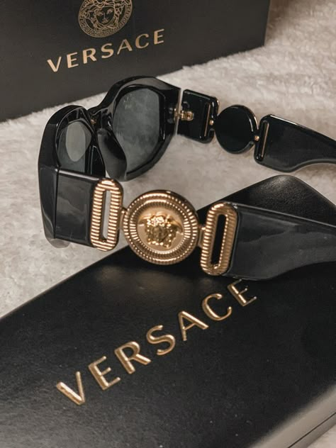 Goggles Sunglasses Women, Versace Sunglasses Women, Versace Aesthetic, Versace Man, Pretty Sunglasses, Classy Glasses, Man Sunglasses, Luxury Glasses, Versace Style