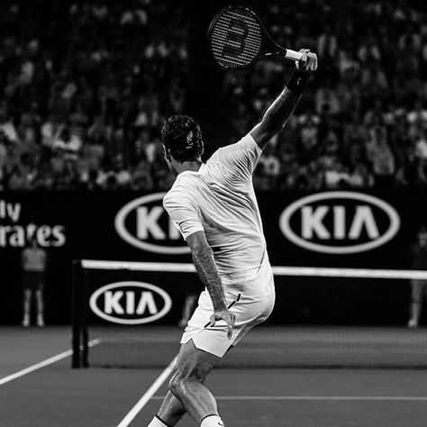 The single handed backhand is a thing of beauty Federer Wimbledon, Mode Tennis, Tennis Wallpaper, Roger Federer Quotes, Tennis Photography, Pete Sampras, Tennis Pictures, Tennis Photos, Rod Laver