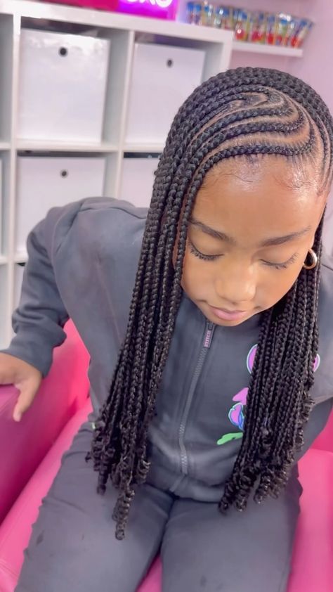 ✨ Precious kids ✨ | Xelayna ☺️💕. Lemonade/side braids X knotless ! 😍 she’s ready for Paris 🤩✈️ • • • • • • • @preciiouskids | Instagram Lemonade Braids For Kids Black, Lemonade Braids With Knotless Kids, Knotless With Lemonade Braids, Hair Braid Designs For Kids, Cute Kids Hairstyles Braids, Kid Boho Knotless Braids, Lemonade Fulani Braids Kids, Knotless Kids Braids, Toddler Lemonade Braids With Beads