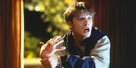 Devon Sawa plays one of his most well-known characters, Anton from Idle Hands, in a video shared on social media just in time for Halloween. Peter Vincent, 90s Characters, Devon Sawa, Clea Duvall, Alia Shawkat, Idle Hands, Body Cast, Buffy Summers, In And Out Movie