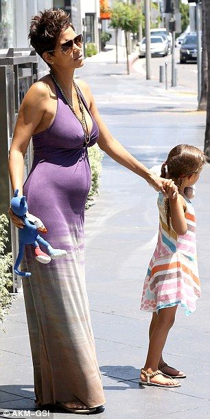 Halle Berry - love her pregnant hippy chic look here 46 Year Old Women, Olivier Martinez, Pregnancy Looks, Beautiful Shorts, Halle Berry, Weekend Style, Halter Maxi Dresses, Baby Bump, Dress Picture