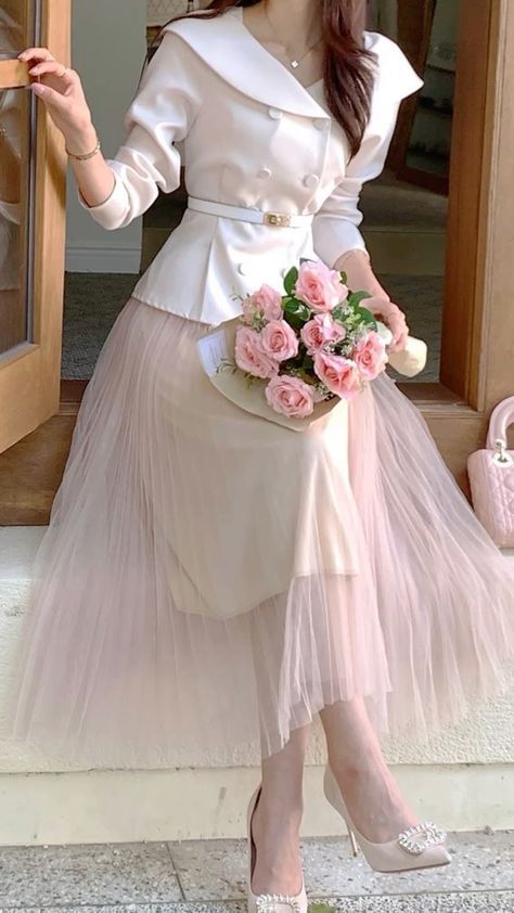 Look Retro, Korean Fashion Dress, Classy Dress Outfits, Classy Work Outfits, Stylish Dress Book, Easy Trendy Outfits, Fashion Mistakes, Western Dresses, Casual Style Outfits