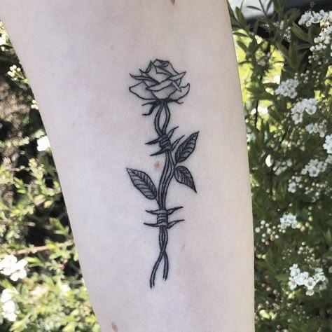 Barbwire Flower Tattoo, Barb Wire Rose Tattoo, Barbwire Rose Tattoo, Barbwire Tattoo Womens, Grunge Rose Tattoo, Barbed Wire Rose Tattoo, Barbwire Tattoo, Rose Tattoo Stencil, Thorn Tattoo