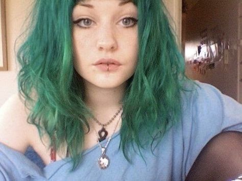 Wow;3 Central Labret, Pretty Piercings, Green Hair Girl, Piercing Inspiration, Piercing Labret, Coloured Hair, Labret Piercing, Tangled Hair, Facial Piercings