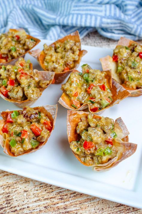 Cheesy Sausage Wonton Cups, Sausage Stars, Wonton Wrapper Recipes, Football Party Foods, Wonton Cups, Meat Appetizers, Wonton Wrappers, Wontons, Star Food