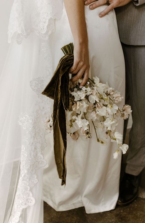 Single Stem bridal bouquet may be my new favorite thing. This is featuring the very best flower - Sweet Peas Hosts : @wanderlovecaptures Venue - @studio.seven___ Cake - @stephaniestreatsnsweets Rentals - @olgas_rusticrental , @goldenhour.rentals Florals - @mahinaandsoul Dresses - @meshki Models - @alexandrabiscotti @elizabethjanephoto @angcondriuc Single Stem Bridal Bouquet, Single Flower Bridal Bouquet, Single Flower Wedding Bouquet, Sweet Pea Bridal Bouquet, Sweet Pea Wedding Bouquet, Single Stem Bouquet, Single Flower Bouquet, Wedding Portrait Poses, Sweet Peas