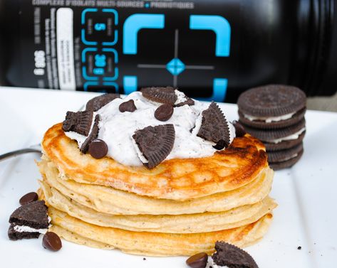 Cookies & Cream Oreo Protein Pancakes | MacroChef MacroChef Protein Cookies Healthy, Oreo Pancakes, Pancakes Protein, Protein Yogurt, Cookies Healthy, Protein Waffles, Cookies Cream, Protein Desserts, Chocolate Sandwich