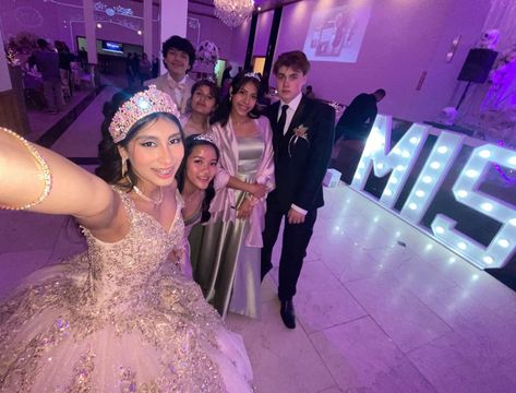 Pink Quince Photoshoot, Quince Aesthetic Party, Quinceanera Aesthetic Party, Quince After Party Dress, Quince Photoshoot Ideas With Court, Quinceanera Court Pictures, Quinceanera Picture Ideas, Baile Sorpresa Outfits Quinceanera, Xv Aesthetic