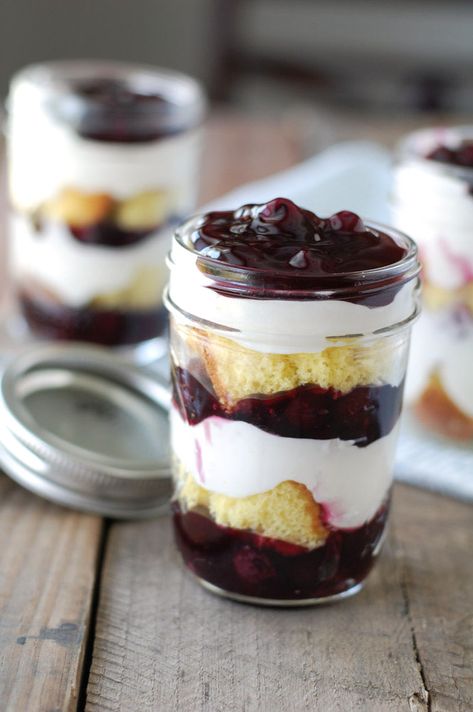 Blueberry Lemon Trifle Desserts, Lemon Blueberry Trifle Recipes, Dessert Cup Ideas, Lemon Cake Blueberry, Lemon Cake Mix Recipes, Blueberry Trifle Recipe, Picnic Cakes, Lemon Blueberry Trifle, Mason Jar Desserts Recipes