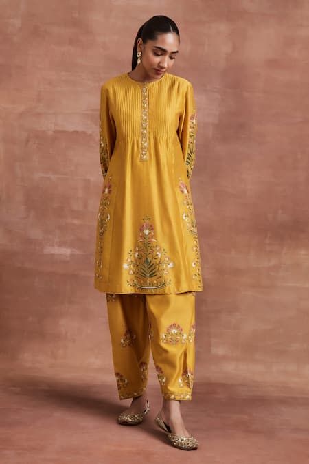 Buy Yellow Chanderi Silk And Naksh & Kurta Set For Women by Sue Mue Online at Aza Fashions. Indian Wedding Dress Traditional, Silk Kurti Designs, Embroidery Suits Punjabi, Aari Design, Clothing Store Interior, Salwar Pattern, Pakistani Salwar, Kurta Set For Women, Zari Embroidery