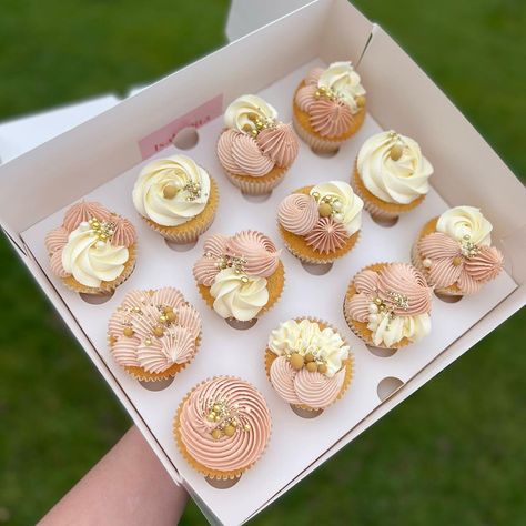 Cupcakes For Sale Packaging Ideas, Hen Do Cupcakes Classy, Pink And Gold Cupcake Ideas, 21st Bday Cupcakes, Pink White And Gold Cupcakes, Pink And White Cupcakes Ideas, Pink And Yellow Cupcakes, 50th Cupcakes For Women, 21st Cupcake Ideas