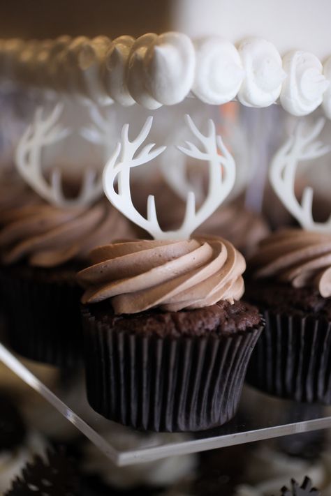 Wedding food, wedding cakes, wedding ideas, mountain wedding.  Photo: Logan Walker Photography Antler Themed Wedding, Poinsettia Cupcakes, Hunting Wedding Theme, Wedding Cupcakes Decoration, Durango Wedding, Logan Walker, Hunting Wedding, Winter Wedding Planning, Antler Wedding