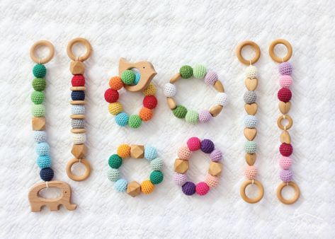 Make your own Wood and Bead Baby Teethers with this easy-to-follow tutorial! Inexpensive Art, Baby Toys Diy, Crochet Bebe, Diy Holz, Baby Blocks, Baby Teethers, How To Make Rings, Craft Markets, Baby Diy