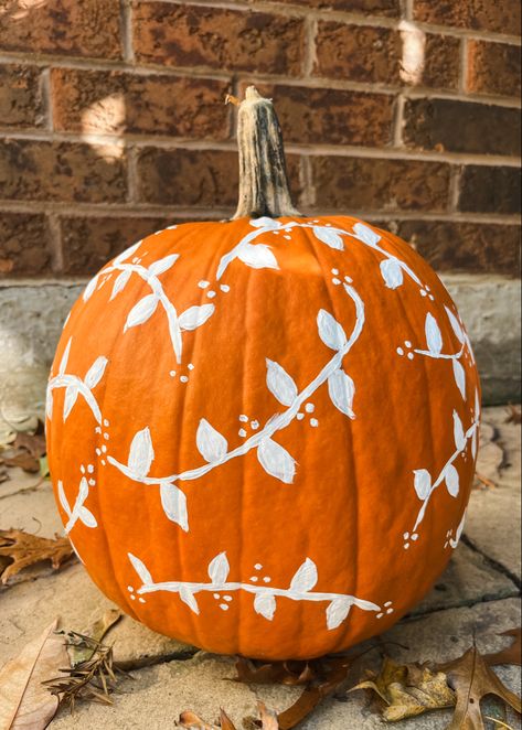 #pumpkin #halloween #halloweendecoration white painted pumpkin vines leaves diy easy design Cute Fall Pumpkin Painting Ideas, Pumpkin Painting Ideas Orange, Diy Pumpkins Painting, Pumpkin Designs Painted, Pumpkins Painting, Fall Pumpkins Painting, Diy Pumpkins, Leaves Diy, Vines Leaves