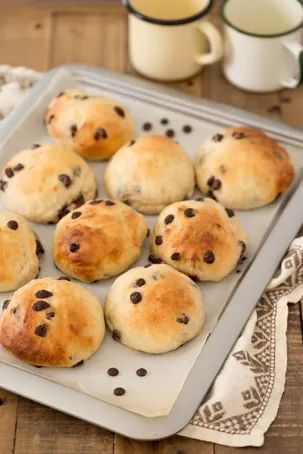 Oven tray with 9 baked yeast balls. Cardamom Rolls, Yeast Buns, Chocolate Bread Recipe, Jamaican Patty, Cardamom Buns, Norwegian Food, Doughnut Recipe, Savoury Baking, Blue Food