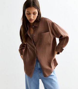 5 Expensive-Looking Colour Trends the High Street Is Backing in a Big Way for 2024 Minimalistic Summer Outfits, Details Outfit, Runway Outfits, Outfit Ideas For Women, Skirt Trends, Brown Shirt, Brunch Outfit, Edgy Outfits, Look Chic