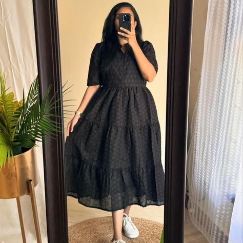 ₹720  Beautiful hakoba concept rare black white colour with half lining expect hands feeding and non feeding people also can wear maternity friendly   *Yoke center zip is openable so its feeding*  Size:M/38, L/40, xl/42 xxl 44    *Price 720 free shipping* fh  #underbudgetdresses   _____________________________  *Note:*  ⏩ COD (Cash On Delivery) not available  ⏩ To Book/Order on Whatsapp, Please Click here https://wa.link/tjwvjz   ⏩ Ping On Whatsapp +919468590026  ⏩ Visit www.arhams.in Or www... Feeding Kurtis Design With Zip, Feeding Kurtis Design, Feeding Kurtis, Frock Fashion, Beautiful Casual Dresses, Designer Kurtis, White Colour, Black And White Colour, Kurti Designs