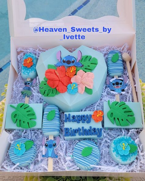 Lilo And Stitch Birthday Party Treats, Lilo And Stitch Cakesicles, Stitch Treat Ideas, Stitch Treat Table, Lilo And Stitch Chocolate Covered Oreos, Stitch Party Treats, Stitch Birthday Treats, Lilo And Stitch Treats, Stitch Chocolate Covered Strawberries