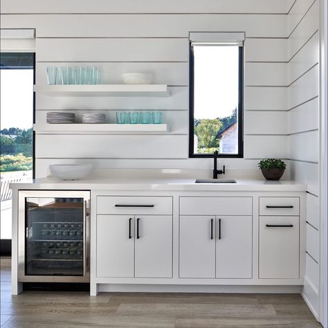 Michelle Gerson Interiors on Instagram: “Pool house kitchenette.  Design by @michellegersoninteriors. Photo by @marcoriccastudio . Cabinetry by @ciuffocabinetry” Small Pool House Interior, Pool House Kitchenette, Michelle Gerson Interiors, Small Pool House, Boathouse Design, Kitchenette Design, Pool Makeover, Modern Hamptons, Hamptons Beach House