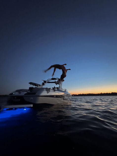 Boat Rides Aesthetic, Summer On A Boat, Boat Lake Aesthetic, Speed Boat Aesthetic, Summer Boat Aesthetic, Lake Day Pictures, Boat Aesthetic Summer, Boat Day Aesthetic, Boating Aesthetic