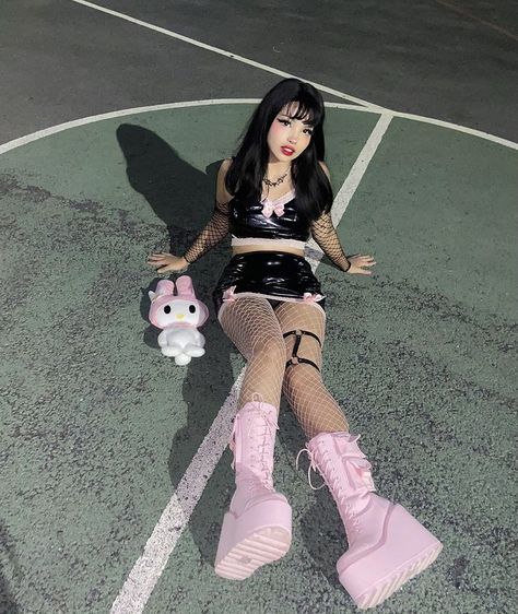 Kuromi Aesthetic Outfit, Soft Goth Outfits, Egirl Aesthetic Outfits, Goth Outfits Aesthetic, My Melody Outfit, Pink Rave Outfit, Black Rave Outfits, Rave Fit, Kawaii Outfit Ideas