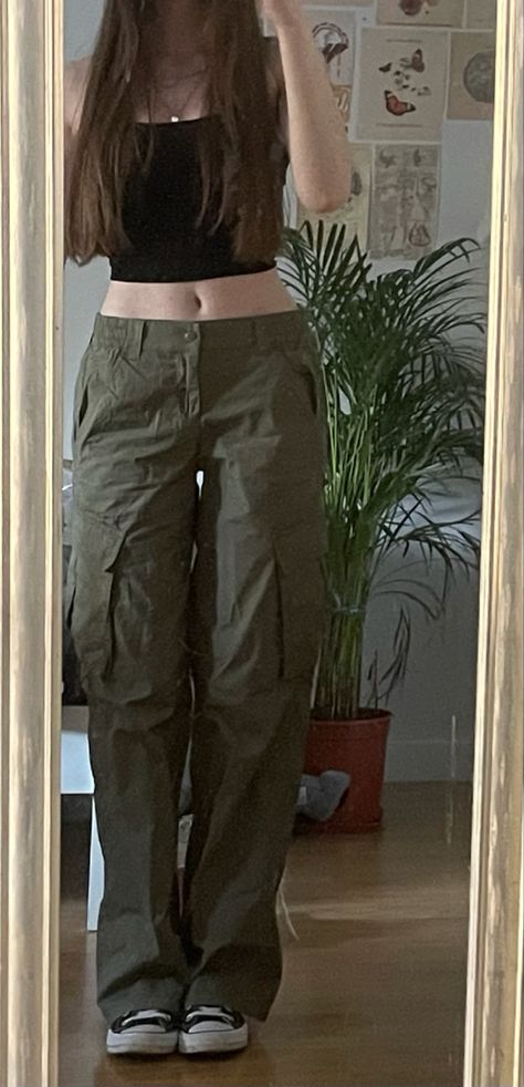 Jeans With Tshirt Women, How To Style Green Cargo Pants Grunge, Saggy Pants Women, Olive Green Long Sleeve Shirt Outfit, Olive Green Pants Outfit Aesthetic, Big Tights Outfit, Outfit Tiro Bajo, Green Cargos Outfits Aesthetic, Olive Green Aesthetic Outfit