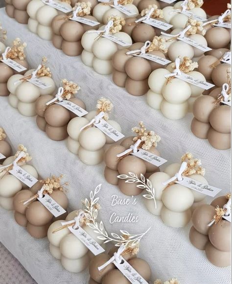 Cheap Wedding Favor Ideas, Lilin Aroma, Handmade Candles Diy, Candle Wedding Gift, Idee Babyshower, Homemade Scented Candles, Wedding Favors And Gifts, Wedding Favor Ideas, Candle Crafts Diy