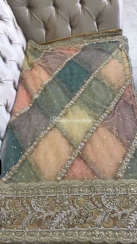 Indian Dupatta Designs, Pakistani Dupatta Designs, Duppattas Designs Ideas, Asian Bridal Dresses, Bridal Dresses Pakistan, Fancy Sarees Party Wear, Pakistani Fancy Dresses, Pakistani Fashion Party Wear, Beautiful Pakistani Dresses