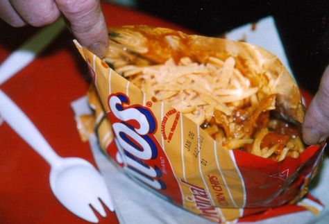 Camping Recipe #2: Frito Pies remember when we used to buy fritos pie at the concession stands this way?! Fritos Pie, Frito Chili, Frito Chili Pie, Chili Pie, Concession Stands, Frito Pie, Camp Food, Campfire Food, Campfire Cooking