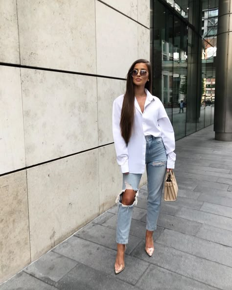 White Shirt Outfits, Mode Inspiration, Outfits Casuales, Alice Olivia, Ripped Jeans, Daily Fashion, Look Fashion, White Shirt, Classy Outfits