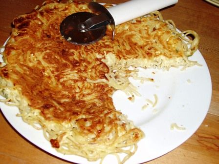 spaghetti pancake from leftover spaghetti...made this before and it was yummy! Leftover Noodles, Spaghetti Night, Leftover Spaghetti, Pizza Dough Recipe Easy, Italian Foods, Spaghetti Noodles, Writing Coach, Tea Cookies, Easy Pizza