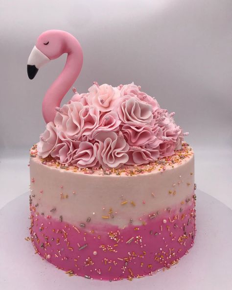 Carol on Instagram: “Flamingo Cake... Chocolate Cake flavored light chocolate buttercream and whipped cream. #flamingocake #flamingocakepops #instacake…” Flamingo Cake Ideas, Flamingo Birthday Cake, Flamingo Cake Topper, Inside Cake, Flamingo Cake, Flamingo Birthday Party, Flamingo Birthday, Gateaux Cake, Flamingo Party