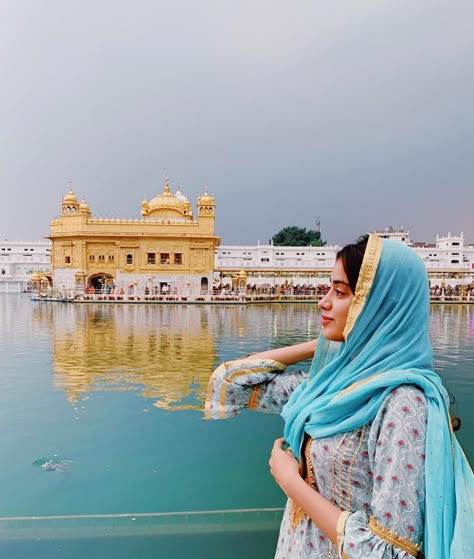 Suit Poses, Temple Photography, Janhvi Kapoor, Golden Temple, Indian Photoshoot, Girls Dp Stylish, Beautiful Suit, Lakme Fashion Week, Best Photo Poses