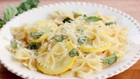 Pasta With Yellow Squash, Squash Pasta Recipe, Pasta Food Recipes, Recipes With Pasta, Yellow Squash Recipes, Easy Pasta Dinner, Squash Pasta, Pasta Food, Garden Vegetables