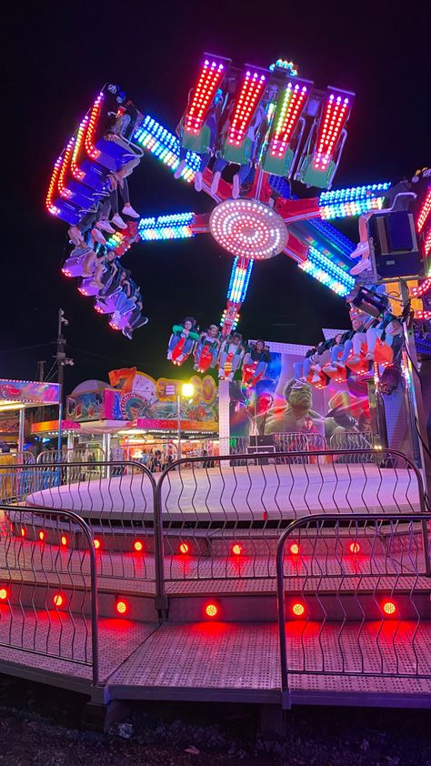 Amusment Parks Aesthetic, Amusement Park At Night, Amusement Park Aesthetic, Carnival Aesthetic, Fair Rides, Summer Fair, Luna Park, Amusement Park Rides, Carnival Rides